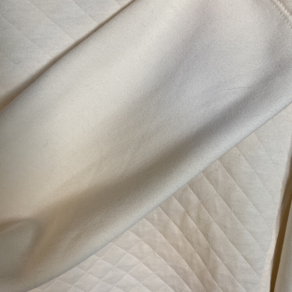 NWOT quilted turtle neck sweatshirt. - Picture 4 of 7